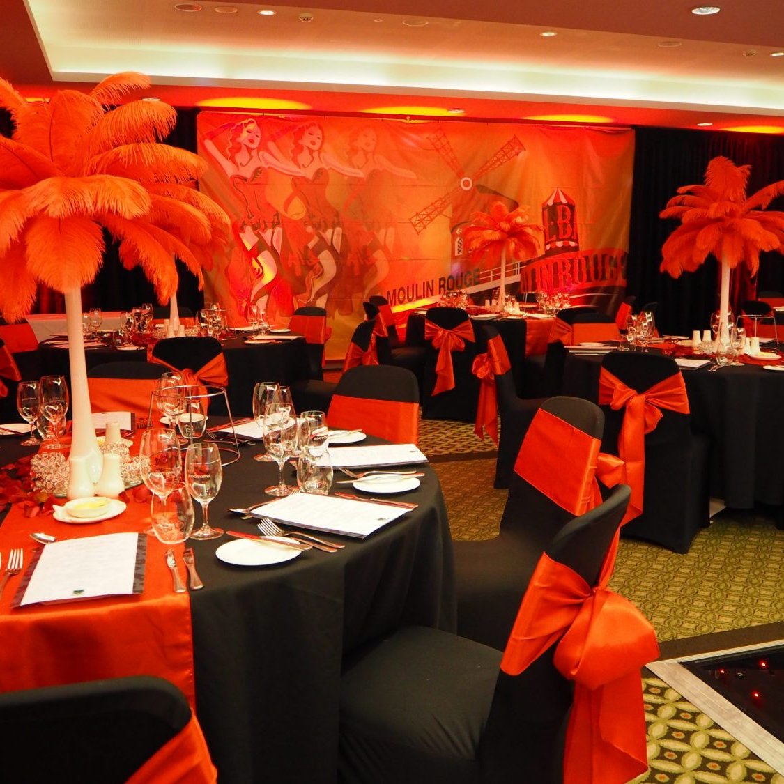 themed tables at Moulin Rouge party
