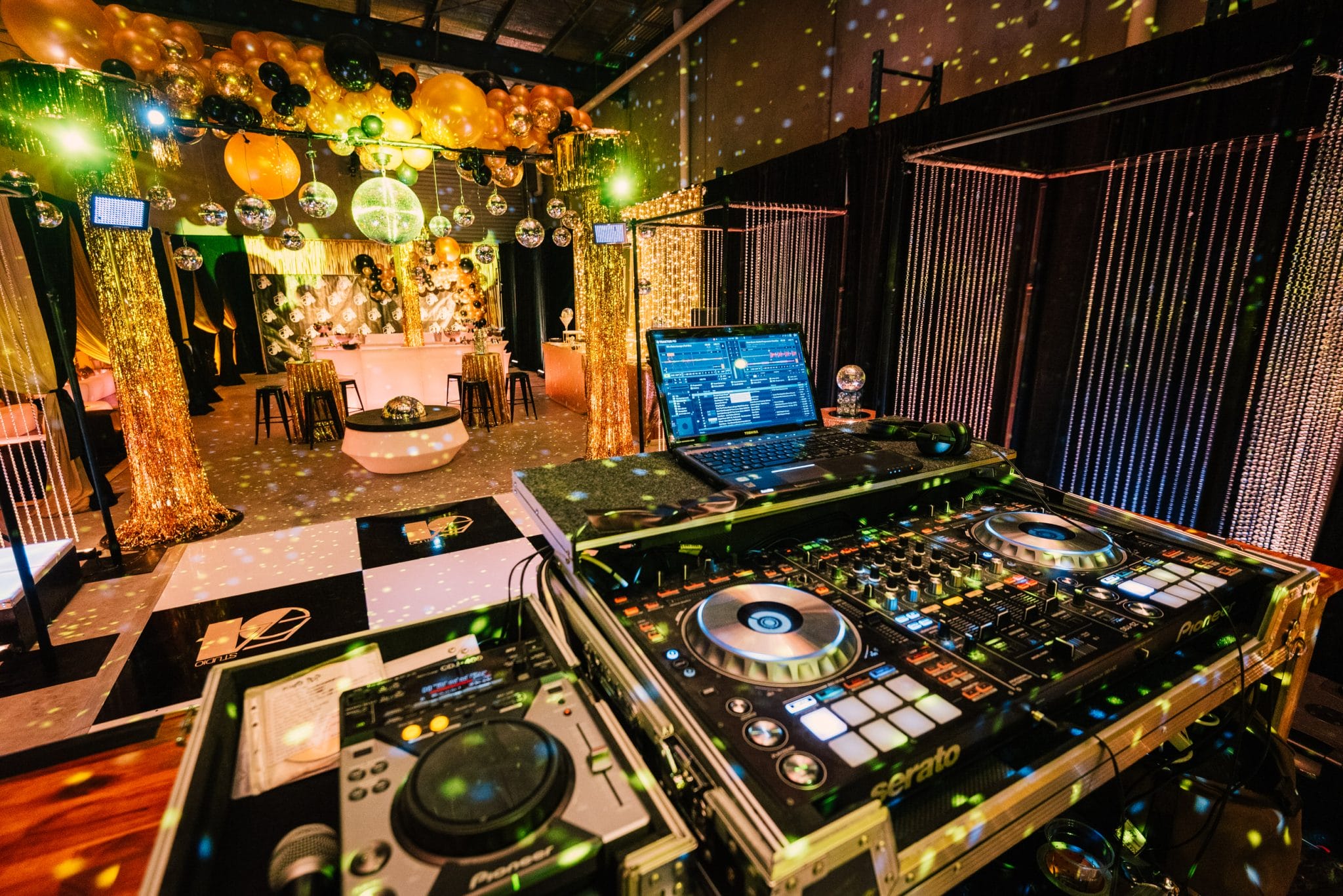 диджей на месте.