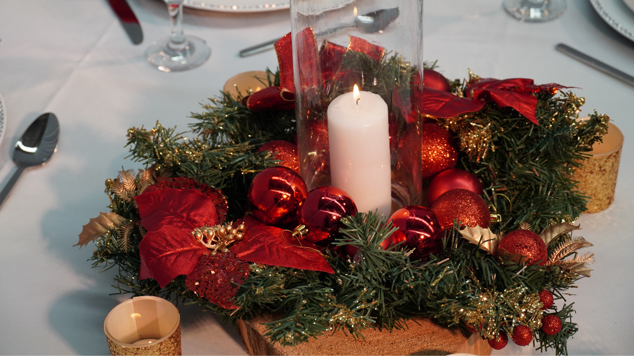 red wreath christmas centrepiece
