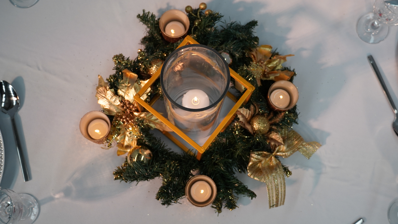 gold wreath and candle vase christmas centrepiece